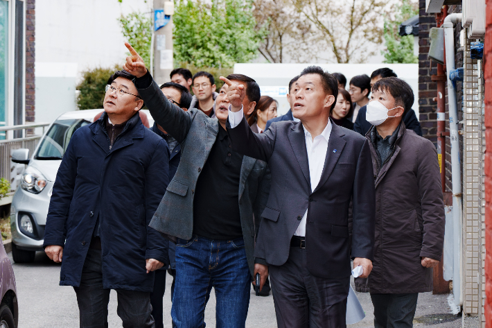 이 시장이 노후 도심지에 대한 현장점검을 하고 있다. 수원특례시 제공