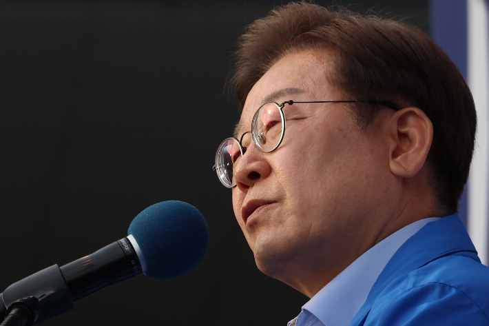 더불어민주당 이재명 대선 후보가 21일 자신의 지역구인 인천광역시 계양역 앞 유세에서 시민들에게 지지를 호소하고 있는 모습. 연합뉴스
