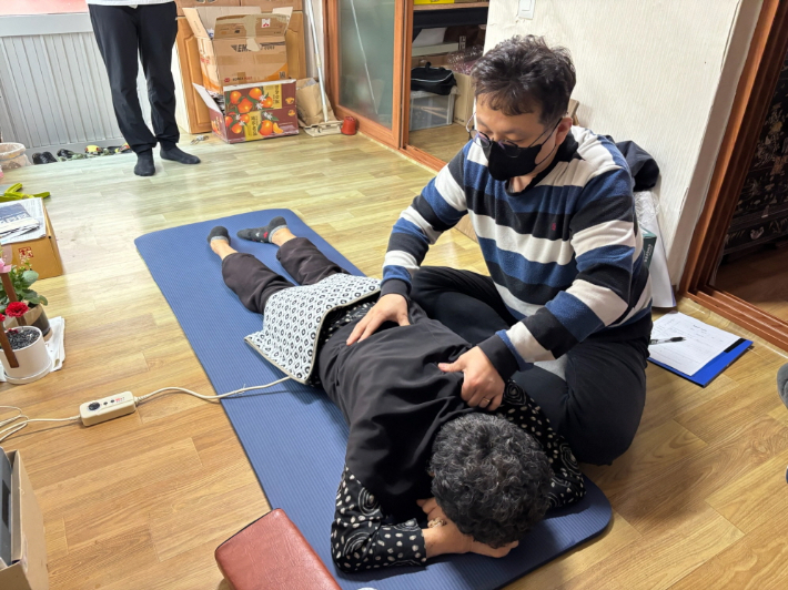 포항시가 거동이 불편한 어르신을 대상으로 하는 방문 맞춤운동 서비스를 제공하고 있다. 포항시 제공