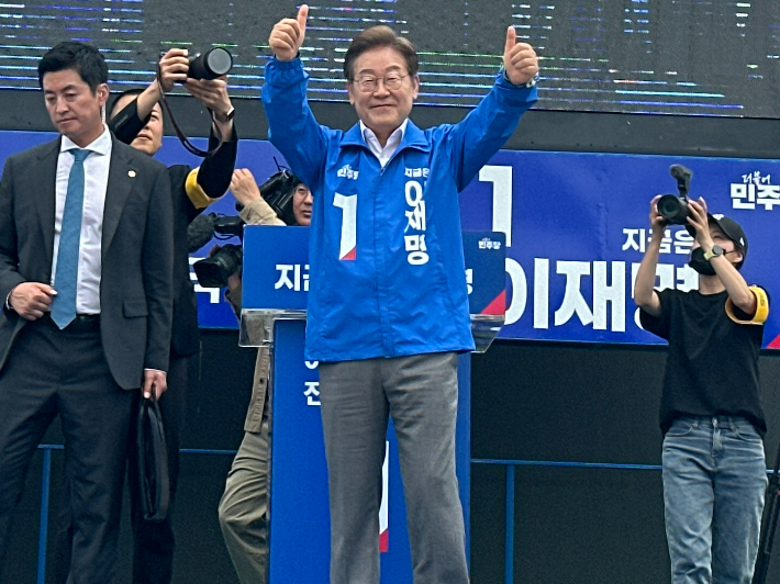 이재명 민주당 대선 후보가 22일 제주시 동문로터리에서 거리유세를 했다. 이인 기자 