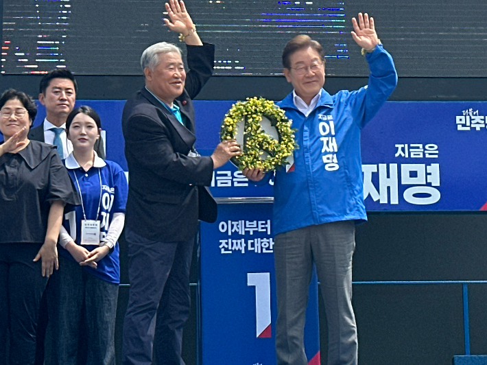 민주당 이재명 대선 후보가 22일 제주시 동문로터리를 찾아 거리유세를 했다. 이인 기자 