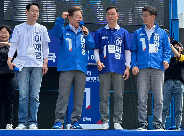 민주당 이재명 대선 후보가 22일 제주시 동문유터리에서 제주를 지역구로 둔 국회의원들과 인사하고 있다. 이인 기자  