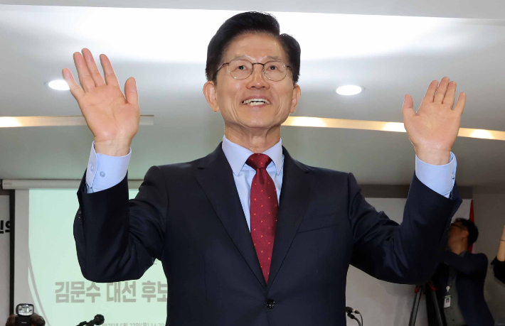 김문수 국민의힘 대선후보가 22일 서울 용산구 한국여성단체협의회에서 열린 '한국여성단체협의회·국민의힘 정책협약식'에서 참석자들에게 인사를 하고 있다. 황진환 기자 