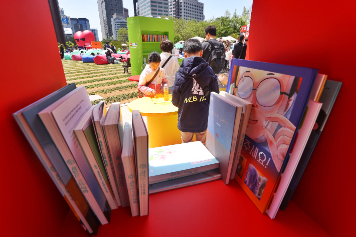 서울광장에 설치된 야외도서관 '책 읽는 서울광장'에서 시민들이 독서 및 휴식을 즐기고 있다. 연합뉴스