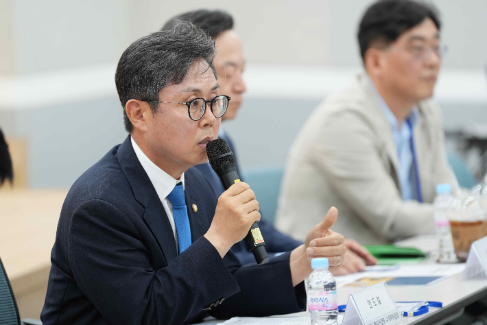 22일 대전 유성구에 있는 반도체 기업인 '엣지파운드리'에서 열린 차세대 전략산업인 반도체 및 로봇 분야의 관계자들과 가진 정책 간담회에서 더불어민주당 선대위 경제성장위원회 수석부위원장인 안도걸 의원( 광주 동남구을)이 발언하고 있다. 안도걸 의원실 제공