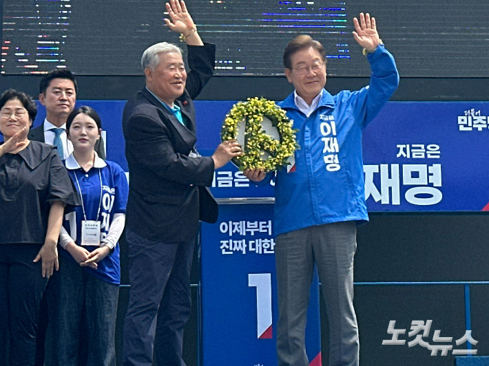 민주당 이재명 대선 후보가 22일 제주시 동문로터리를 찾아 거리유세를 했다. 이인 기자 