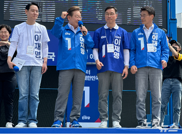 민주당 이재명 대선 후보가 22일 제주시 동문유터리에서 제주를 지역구로 둔 국회의원들과 인사하고 있다. 이인 기자  