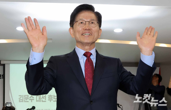 김문수 국민의힘 대선후보가 22일 서울 용산구 한국여성단체협의회에서 열린 '한국여성단체협의회·국민의힘 정책협약식'에서 참석자들에게 인사를 하고 있다. 황진환 기자 