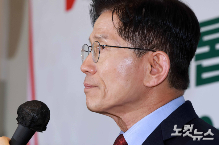 김문수 국민의힘 대선 후보가 22일 서울 용산구 한국여성단체협의회에서 열린 여성정책 협약식에서 발언 도중 울먹이고 있다. 황진환 기자