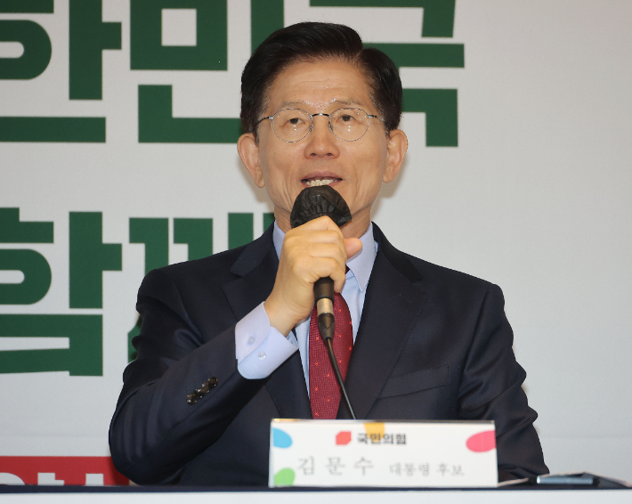 국민의힘 김문수 대선 후보가 22일 서울 용산구 한국여성단체협의회에서 열린 여성정책 협약식에서 인사말을 하고 있다. 연합뉴스