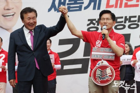 김문수 유세차량에 오른 손학규