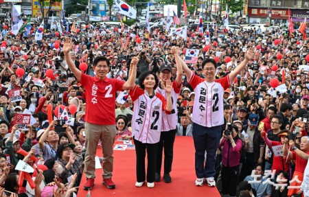유세차량에 오른 김문수 후보 가족