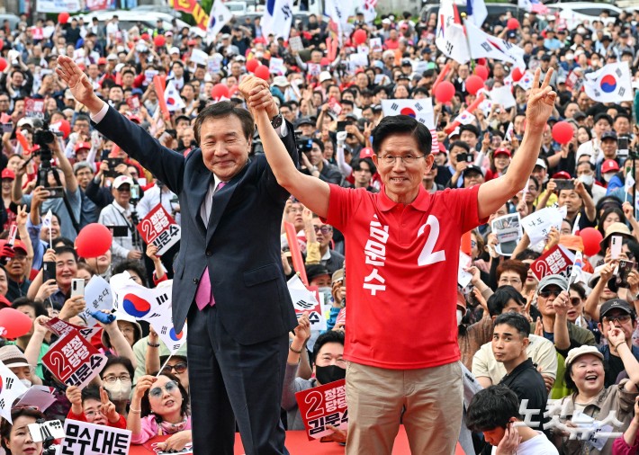김문수 유세차량에 오른 손학규