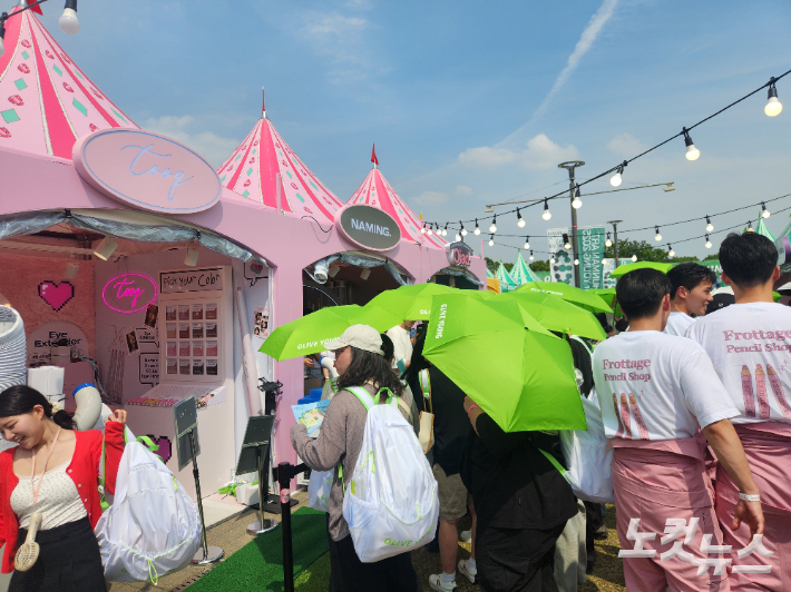 올리브영이 주최한 '2025 올리브영 페스타'가 오는 25일까지 108개 부스가 참여하는 가운데, 국내 최대 야외 뷰티 행사로 자리 잡았다. 박성은 기자