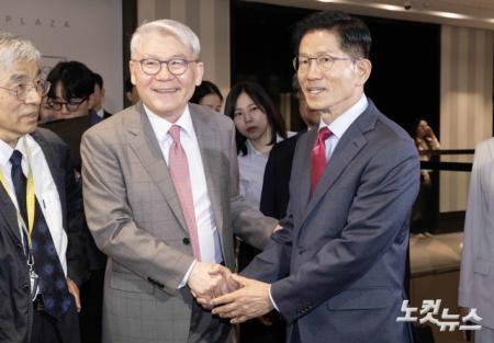 한기채 목사와 악수하는 김문수 후보