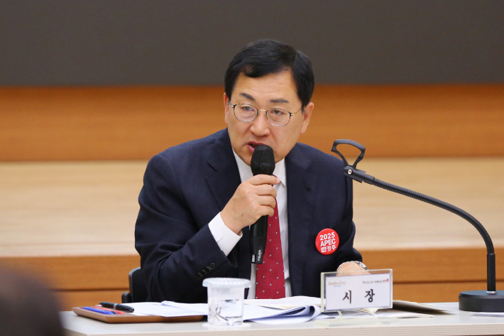 주낙영 경주시장이 간부회의에서 APEC 정상회의 관련 발언을 하고 있다. 경주시 제공