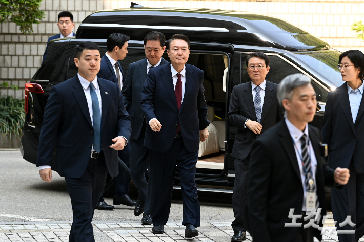 尹 재판 앞두고 법원 보안 강화…일반 차량 출입 금지