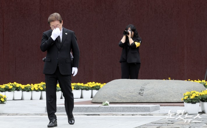 이재명 봉하마을 참배 눈물