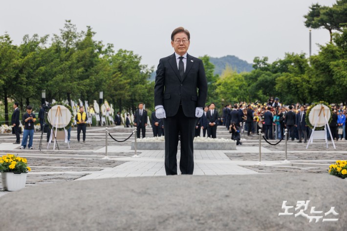 이재명 더불어민주당 대통령 후보가 고 노무현 전 대통령 서거 16주기인 23일 경남 김해시 진영읍 봉하마을을 찾아 노 전 대통령 묘역에 참배하고 있다.