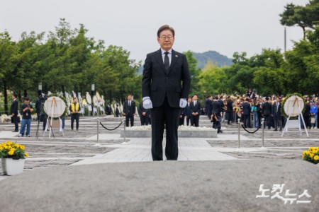 이재명 더불어민주당 대통령 후보가 고 노무현 전 대통령 서거 16주기인 23일 경남 김해시 진영읍 봉하마을을 찾아 노 전 대통령 묘역에 참배하고 있다.