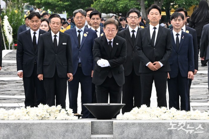 이재명 더불어민주당 대통령 후보가 고 노무현 전 대통령 서거 16주기인 23일 경남 김해시 진영읍 봉하마을을 찾아 노 전 대통령 묘역에 참배하고 있다.