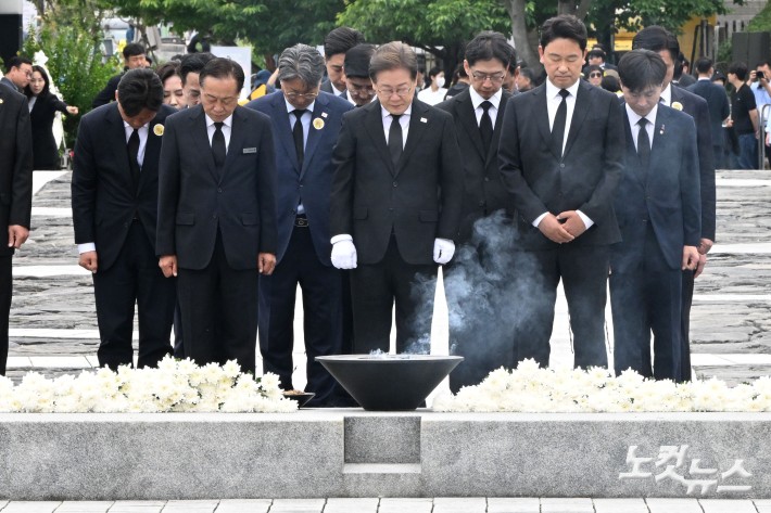 이재명 더불어민주당 대통령 후보가 고 노무현 전 대통령 서거 16주기인 23일 경남 김해시 진영읍 봉하마을을 찾아 노 전 대통령 묘역에 참배하고 있다.