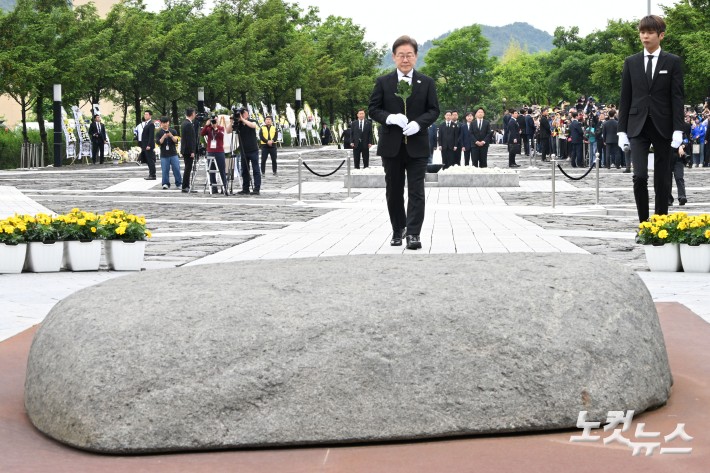 이재명 더불어민주당 대통령 후보가 고 노무현 전 대통령 서거 16주기인 23일 경남 김해시 진영읍 봉하마을을 찾아 노 전 대통령 묘역에 참배하고 있다.