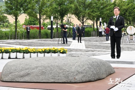 이재명 더불어민주당 대통령 후보가 고 노무현 전 대통령 서거 16주기인 23일 경남 김해시 진영읍 봉하마을을 찾아 노 전 대통령 묘역에 참배하고 있다.