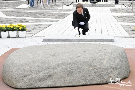 이재명 더불어민주당 대통령 후보가 고 노무현 전 대통령 서거 16주기인 23일 경남 김해시 진영읍 봉하마을을 찾아 노 전 대통령 묘역에 참배하고 있다.