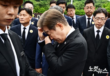 이재명, 고 노무현 전 대통령 추모하며 눈물