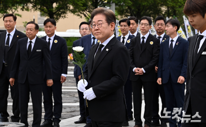 봉하 찾은 이재명 "이준석, 내란 세력과 단일화 나서지 않을까"