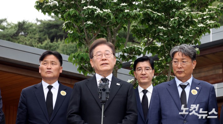 이재명 더불어민주당 대선 후보가 노무현 전 대통령 서거 16주기인 23일 오전 경남 김해의 봉하마을을 찾아 노무현 전 대통령의 묘역을 참배한 뒤 노 전대통령의 관저에서 권양숙 여사와  문재인 전 대통령 부부를 만난 뒤 기자들의 질문에 답하고 있다.