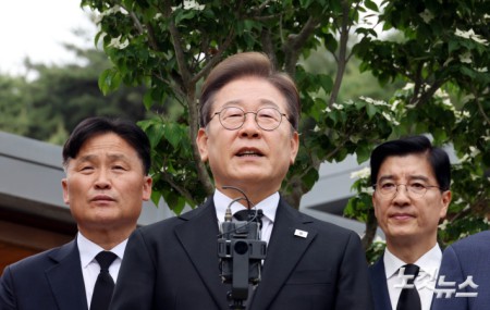 이재명 더불어민주당 대선 후보가 노무현 전 대통령 서거 16주기인 23일 오전 경남 김해의 봉하마을을 찾아 노무현 전 대통령의 묘역을 참배한 뒤 노 전대통령의 관저에서 권양숙 여사와  문재인 전 대통령 부부를 만난 뒤 기자들의 질문에 답하고 있다.