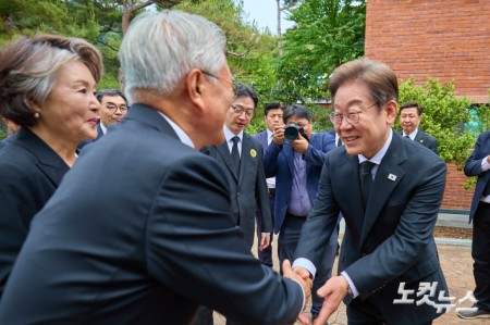 악수하는 이재명-문재인