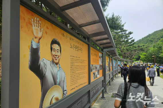 이재명도 시민도 추모…盧 봉하에 1만 5천명 운집(종합)