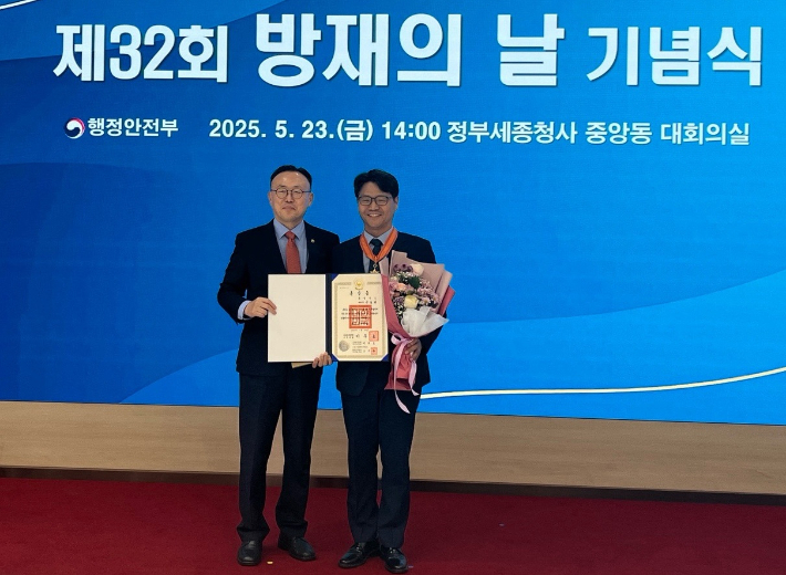 오른쪽 신동헌 충남도 자치안전실장. 충남도 제공