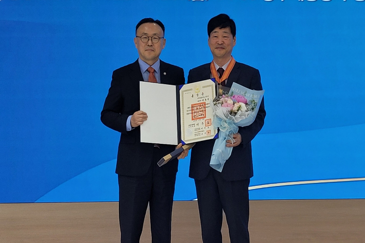 윤동욱 전주시 부시장(오른쪽)이 23일 방재의 날에 국가재난관리 유공자로 선정돼 홍조근정훈장을 받았다. 전주시 제공