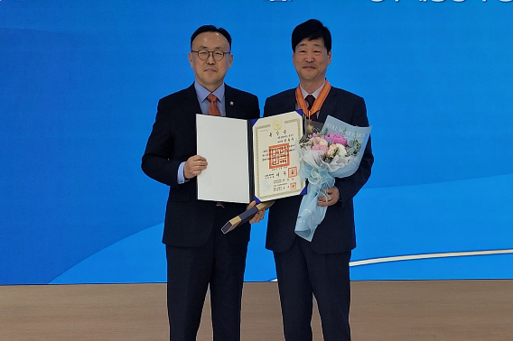 윤동욱 전주시 부시장(오른쪽)이 23일 방재의 날에 국가재난관리 유공자로 선정돼 홍조근정훈장을 받았다. 전주시 제공