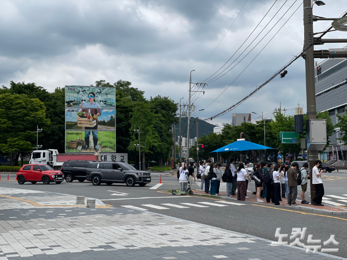 전라남도 소재 한 국립대학교 앞에서 점심시간에 맞춰 학생들이 이동하고 있다. 순천=최보금 기자