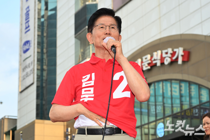 국민의힘 김문수 대통령 후보가 22일 경기도 부천역 집중유세에서 방탄조끼를 입지 않았다며 겉옷을 젖히고 있다. 황진환 기자