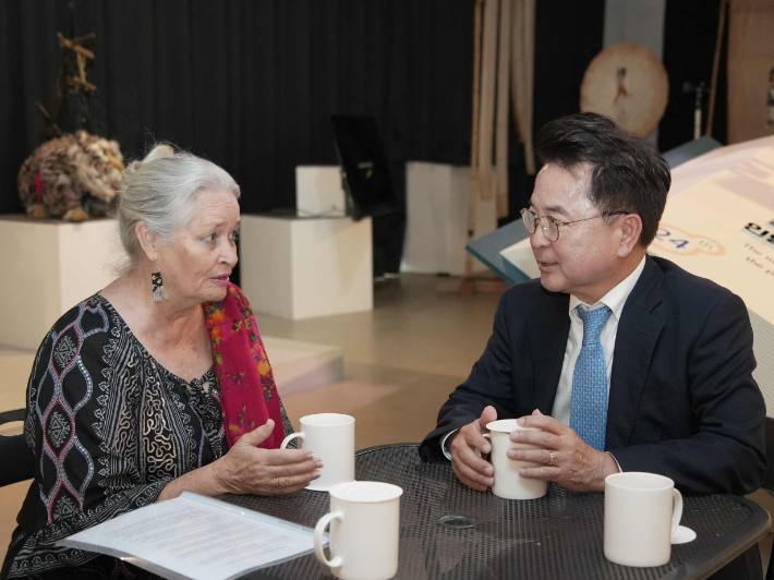 육동한 춘천시장과 캐런 스미스 유니마(UNIMA, 국제인형극연맹) 본부 회장. 춘천시 제공