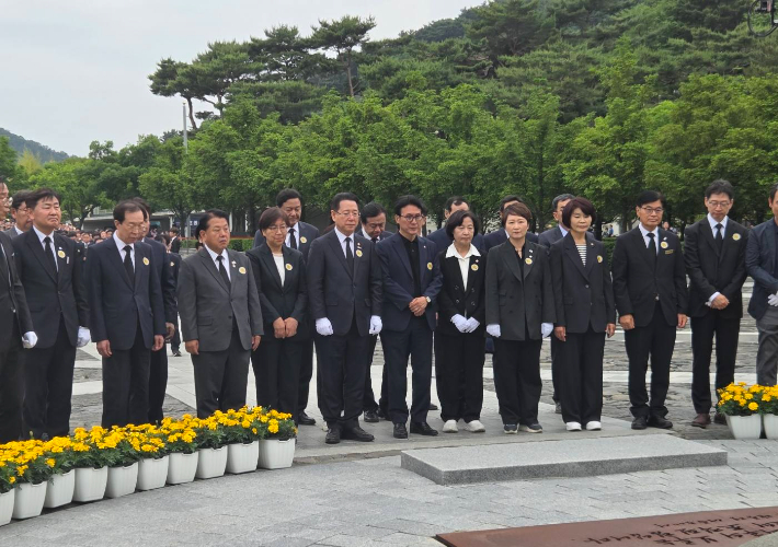 김영록 전남지사가 23일 더불어민주당 관계자들과 고 노무현 전 대통령 묘역을 참배하고 있다. 출처=김영록 전남지사 페이스 북 