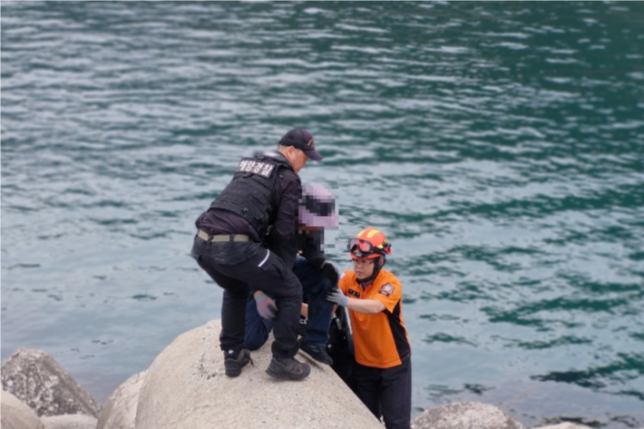 23일 오후 삼척 덕산항 테트라포드에서 추락한 낚시객을 구조하고 있는 모습. 동해해양경찰서 제공