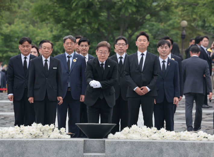 이재명·이준석, 노무현 묘역 참배…국힘 "골든크로스 기대"[박지환의 뉴스톡]