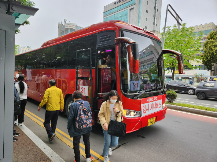 지난 2023년 시내버스 파업 당시 운행된 임시 시내버스. 이상현 기자 