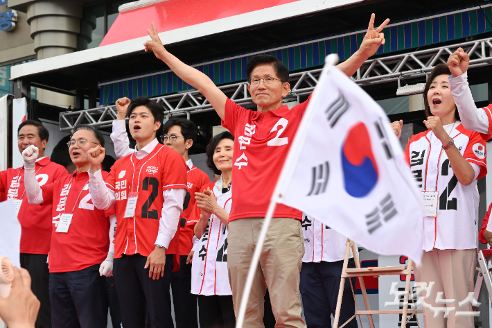 국민의힘 김문수 대통령 후보가 22일 경기도 부천역에서 집중유세를 하고 있다. 황진환 기자