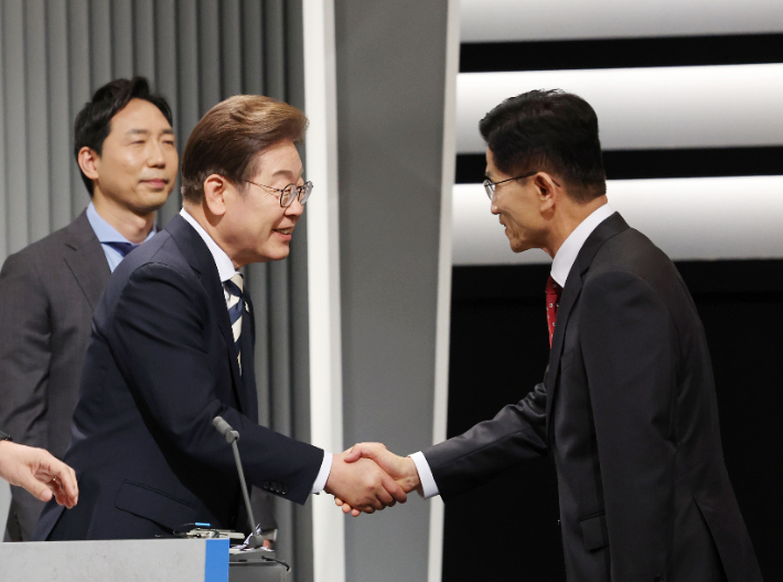 토론서 소환된 이재명 '가정사 논란' vs 김문수 '전화 갑질'