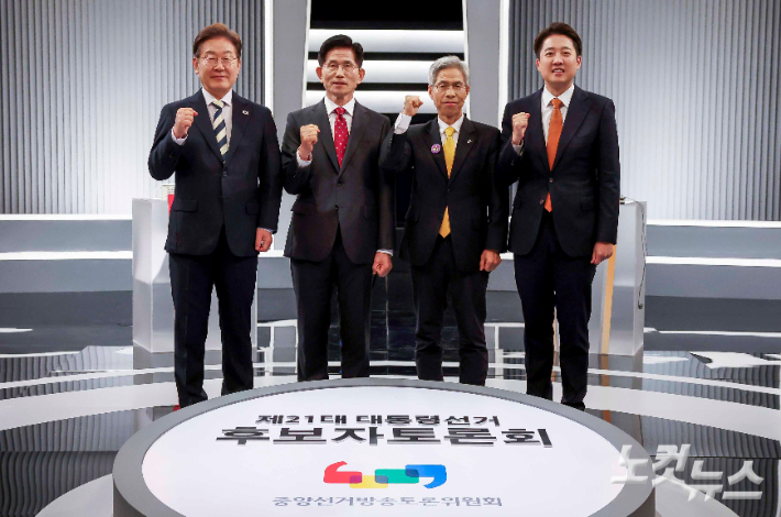 23일 서울 영등포구 여의도 KBS 스튜디오에서 열린 중앙선거방송토론위원회 주관 제21대 대통령선거 후보자 토론회에 앞서 더불어민주당 이재명(왼쪽부터), 국민의힘 김문수, 민주노동당 권영국, 개혁신당 이준석 대선후보가 기념촬영을 하고 있다. 국회사진기자단