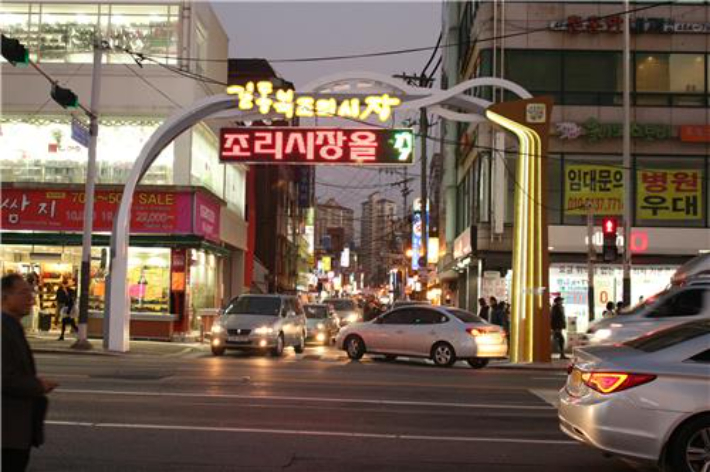 서울 강동구 시장서 차량이 시민 향해 돌진…12명 부상