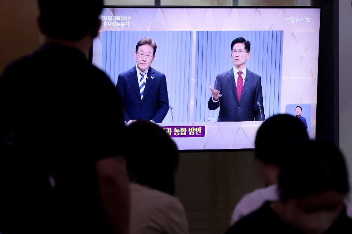 '부산 피습' 꺼낸 金 "왜 서울 갔나" 李 "쓰러져 있었는데…"